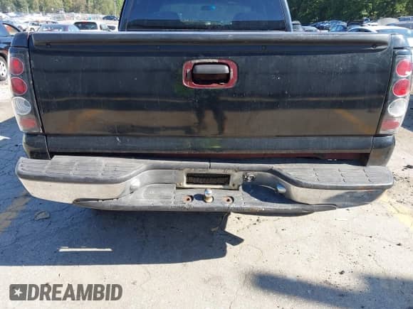 2000 Chevrolet Silverado 1500 LS z VIN 2GCEC19TXY1227986, wystawiony jako IAAI lot #43159851 z przebiegiem 300 863 mil mil oraz . Historia ofert i sprzedaży dostępna na DreamBid. Obrazek 6.