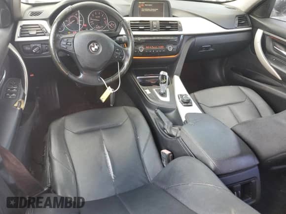 2013 BMW 3 Series 320i z VIN WBA3B1C5XDK129200, wystawiony jako Copart lot #62358385 z przebiegiem 207 209 mil mil oraz Czysty tytuł • Clean title. Historia ofert i sprzedaży dostępna na DreamBid. Obrazek 8.