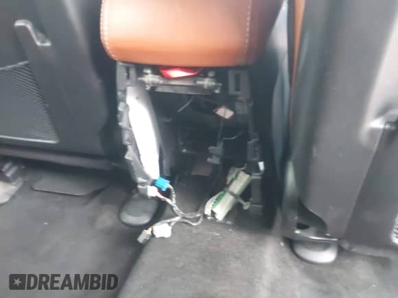 2015 Jeep Grand Cherokee SRT z VIN 1C4RJFDJ8FC951631, wystawiony jako IAAI lot #41277071 z przebiegiem 93 604 mil mil oraz . Historia ofert i sprzedaży dostępna na DreamBid. Obrazek 17.