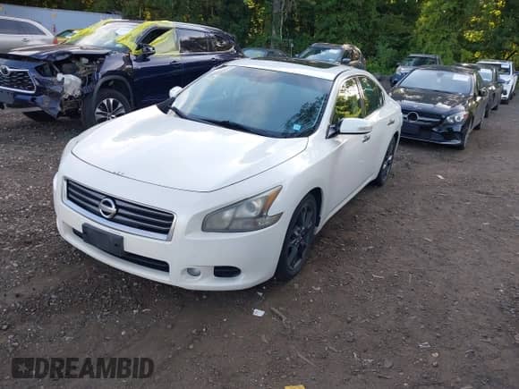 2014 Nissan Maxima SV z VIN 1N4AA5AP1EC483052, wystawiony jako IAAI lot #42807542 z przebiegiem 319 387 mil mil oraz . Historia ofert i sprzedaży dostępna na DreamBid. Obrazek 2.