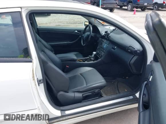 2005 Mercedes-Benz C 230 Kompressor z VIN WDBRN40J65A691009, wystawiony jako IAAI lot #42763934 z przebiegiem 163 633 mil mil oraz . Historia ofert i sprzedaży dostępna na DreamBid. Obrazek 5.