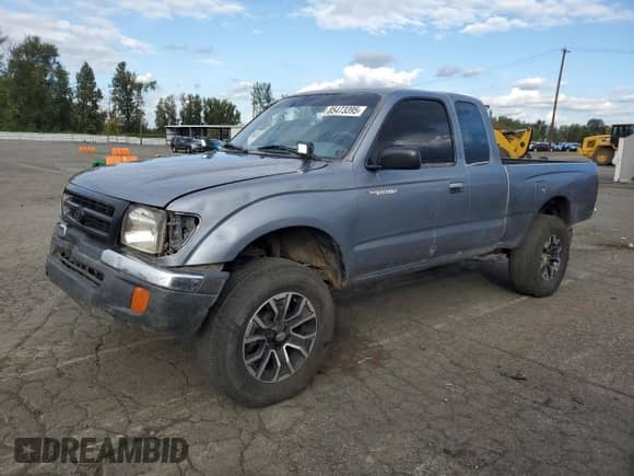 1998 Toyota Tacoma z VIN 4TAWN72N2WZ121495, wystawiony jako Copart lot #85473395 z przebiegiem 241 732 mil mil oraz Szkoda całkowita • Salvage title. Historia ofert i sprzedaży dostępna na DreamBid. Obrazek 1.