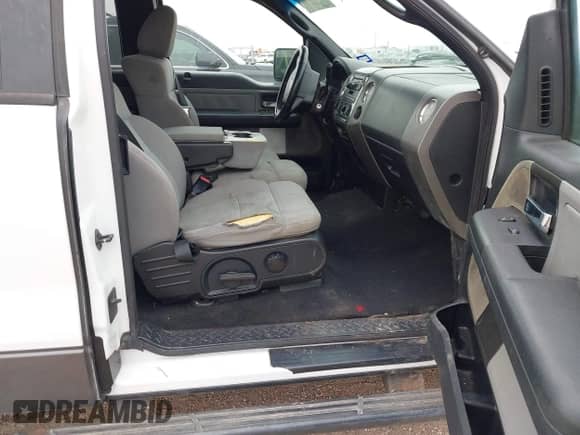 2005 Ford F-150 XLT z VIN 1FTPX14545NA54420, wystawiony jako IAAI lot #43323422 z przebiegiem 258 942 mil mil oraz . Historia ofert i sprzedaży dostępna na DreamBid. Obrazek 5.