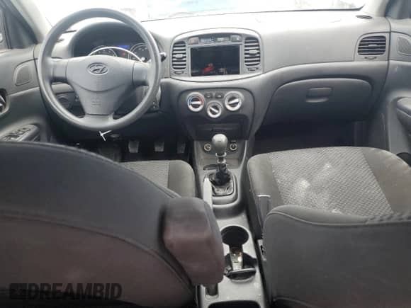 2010 Hyundai Accent GS z VIN KMHCM3AC9AU163201, wystawiony jako Copart lot #67979735 z przebiegiem 136 198 mil mil oraz Szkoda całkowita • Salvage title. Historia ofert i sprzedaży dostępna na DreamBid. Obrazek 8.