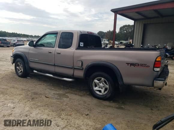 2002 Toyota Tundra SR5 z VIN 5TBBT44162S322399, wystawiony jako Copart lot #84236555 z przebiegiem 231 241 mil mil oraz Szkoda całkowita • Salvage title. Historia ofert i sprzedaży dostępna na DreamBid. Obrazek 2.