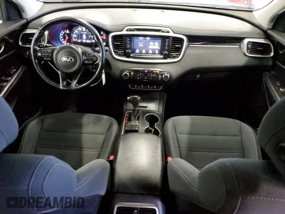 2017 Kia Sorento LX z VIN 5XYPG4A54HG305096, wystawiony jako Copart lot #67861585 z przebiegiem 164 976 mil mil oraz Czysty tytuł • Clean title. Historia ofert i sprzedaży dostępna na DreamBid. Obrazek 8.