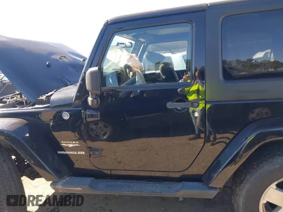 2012 Jeep Wrangler Sahara z VIN 1C4GJWBGXCL104006, wystawiony jako IAAI lot #41470054 z przebiegiem 148 472 mil mil oraz . Historia ofert i sprzedaży dostępna na DreamBid. Obrazek 14.