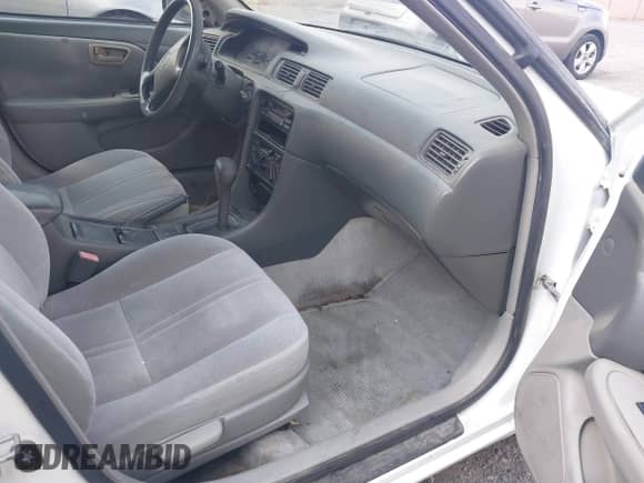 1998 Toyota Camry LE z VIN 4T1BG22K3WU216162, wystawiony jako IAAI lot #43118175 z przebiegiem 188 229 mil mil oraz . Historia ofert i sprzedaży dostępna na DreamBid. Obrazek 5.