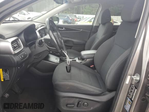 2017 Kia Sorento LX z VIN 5XYPG4A54HG308256, wystawiony jako Copart lot #69554395 z przebiegiem 116 106 mil mil oraz Czysty tytuł • Clean title. Historia ofert i sprzedaży dostępna na DreamBid. Obrazek 7.