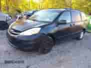 2010 Toyota Sienna CE z VIN 5TDKK4CC4AS296784, wystawiony jako IAAI lot #43375296 z przebiegiem 215 949 mil mil oraz . Historia ofert i sprzedaży dostępna na DreamBid. Obrazek 2.