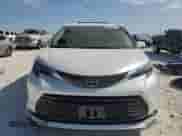 2024 Toyota Sienna XLE z VIN 5TDYRKEC1RS219079, wystawiony jako Copart lot #86458085 z przebiegiem 14 907 mil mil oraz Szkoda całkowita • Salvage title. Historia ofert i sprzedaży dostępna na DreamBid. Obrazek 5.