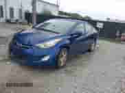 2013 Hyundai Elantra GLS z VIN KMHDH4AE2DU556929, wystawiony jako IAAI lot #43417635 z przebiegiem 209 986 mil mil oraz . Historia ofert i sprzedaży dostępna na DreamBid. Obrazek 2.