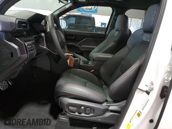 2025 Toyota Tacoma TRD Sport Hybrid z VIN 3TYLC5LN8ST022034, wystawiony jako Copart lot #85674425 z przebiegiem 6 920 mil mil oraz Szkoda całkowita • Salvage title. Historia ofert i sprzedaży dostępna na DreamBid. Obrazek 7.