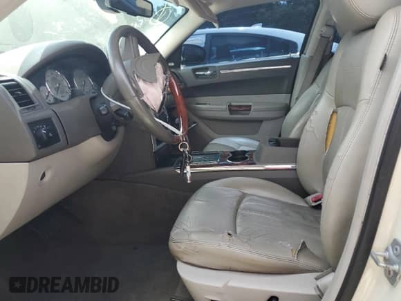 2008 Chrysler 300 C Hemi с VIN 2C3LA63H48H296909, выставлен на аукционе Copart как лот 65562675 с пробегом Не указан миль и Списание • Salvage title. История ставок и продаж доступна на DreamBid. Изображение 7.