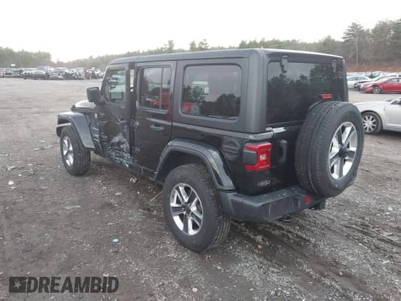 2022 Jeep Wrangler Unlimited Sahara z VIN 1C4HJXEG4NW186063, wystawiony jako IAAI lot #40927600 z przebiegiem 22 430 mil mil oraz . Historia ofert i sprzedaży dostępna na DreamBid. Obrazek 3.