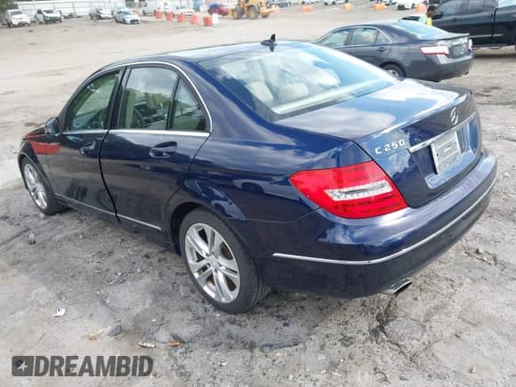 2012 Mercedes-Benz C 250 Sport с VIN WDDGF4HB7CR197331, выставлен на аукционе IAAI как лот 43288259 с пробегом 111 302 миль миль и . История ставок и продаж доступна на DreamBid. Изображение 3.