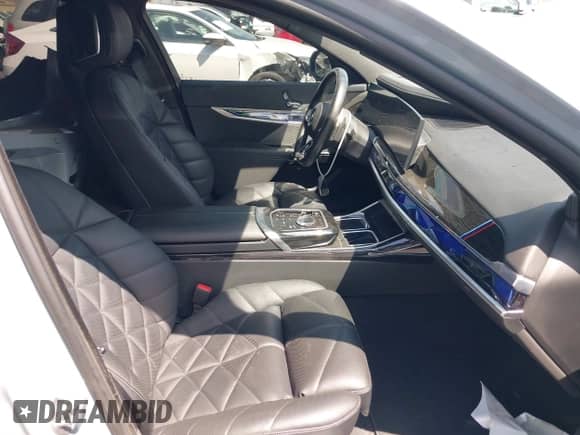 2024 BMW 7 Series 740i z VIN WBA23EH04RCR00071, wystawiony jako IAAI lot #43090481 z przebiegiem 16 534 mil mil oraz . Historia ofert i sprzedaży dostępna na DreamBid. Obrazek 5.