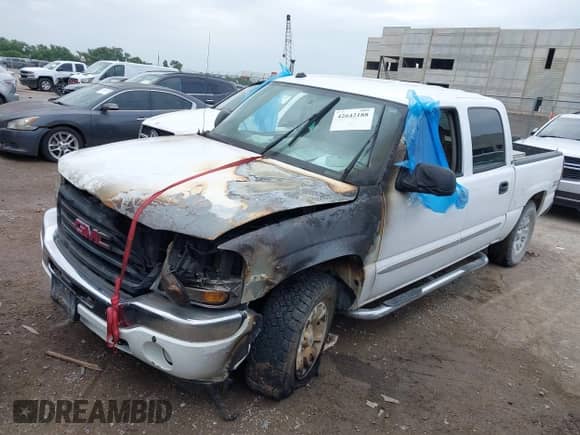 2005 GMC Sierra 1500 SLE with VIN 2GTEK13T151337526, listed as a IAAI auction lot 42642188 with Not provided miles and . Bid and sale history available at DreamBid. Image 2.