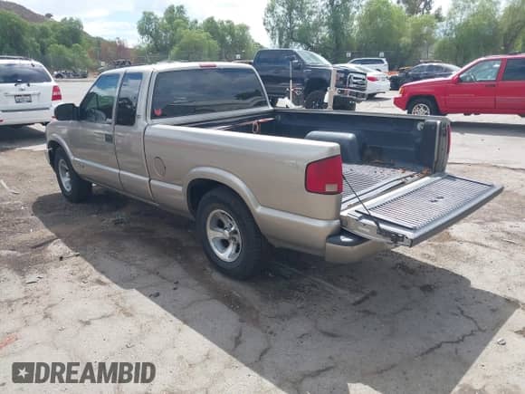 2000 Chevrolet S-10 LS with VIN 1GCCS1950Y8299563, listed as a IAAI auction lot 43252895 with 204,586 mi miles and . Bid and sale history available at DreamBid. Image 3.