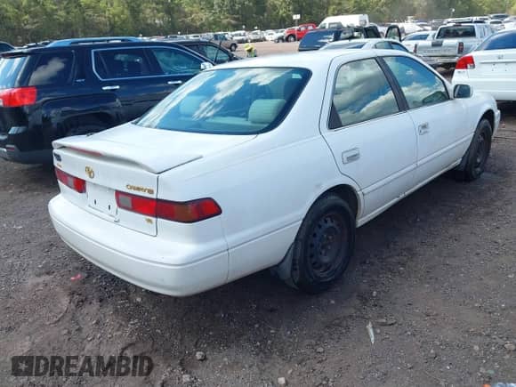 1997 Toyota Camry LE z VIN 4T1BF22K5VU922079, wystawiony jako IAAI lot #43326104 z przebiegiem Nie podano mil oraz . Historia ofert i sprzedaży dostępna na DreamBid. Obrazek 4.