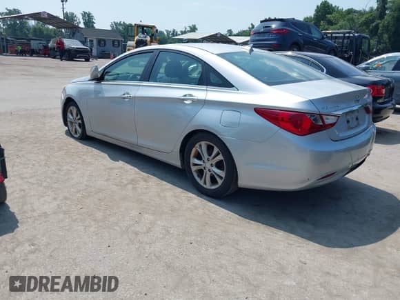 2013 Hyundai Sonata SE with VIN 5NPEC4AC8DH567255, listed as a IAAI auction lot 42842822 with 198,986 mi miles and . Bid and sale history available at DreamBid. Image 3.