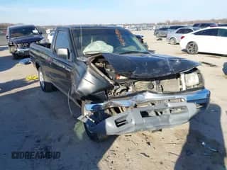 1998 Nissan Frontier XE z VIN 1N6DD21S8WC324223, wystawiony jako IAAI lot #41605850 z przebiegiem 181 412 mil mil oraz . Historia ofert i sprzedaży dostępna na DreamBid. Obrazek 1.