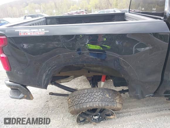 2023 Chevrolet Silverado 1500 LT Trail Boss z VIN 3GCUDFE89PG270678, wystawiony jako IAAI lot #42028188 z przebiegiem 46 820 mil mil oraz . Historia ofert i sprzedaży dostępna na DreamBid. Obrazek 6.