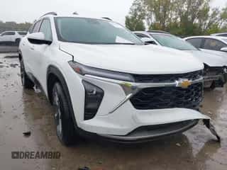 2025 Chevrolet Trax LT z VIN KL77LHEP1SC022758, wystawiony jako IAAI lot #43290989 z przebiegiem 12 637 mil mil oraz . Historia ofert i sprzedaży dostępna na DreamBid. Obrazek 1.