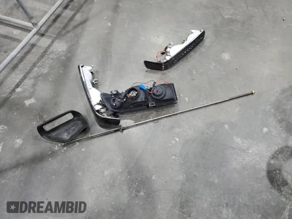 2000 Chevrolet Blazer LS z VIN 1GNCS13W7YK297644, wystawiony jako Copart lot #70089505 z przebiegiem 264 962 mil mil oraz Szkoda całkowita • Salvage title. Historia ofert i sprzedaży dostępna na DreamBid. Obrazek 13.