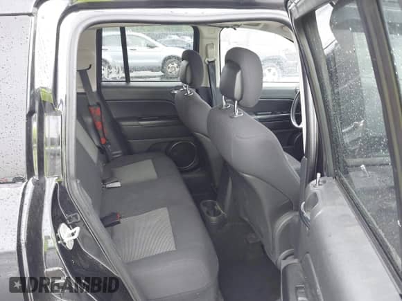 2010 Jeep Compass Sport z VIN 1J4NT1FB6AD638222, wystawiony jako IAAI lot #42076051 z przebiegiem 201 986 mil mil oraz . Historia ofert i sprzedaży dostępna na DreamBid. Obrazek 8.