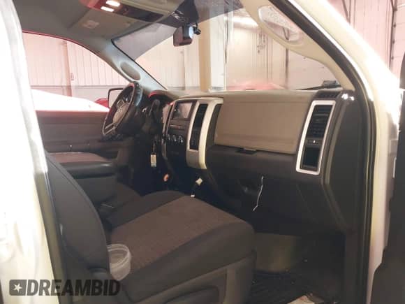 2011 Ram 1500 SLT z VIN 1D7RV1GT0BS638213, wystawiony jako IAAI lot #41255186 z przebiegiem 204 509 mil mil oraz . Historia ofert i sprzedaży dostępna na DreamBid. Obrazek 5.