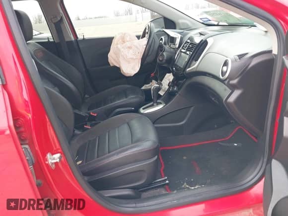 2016 Chevrolet Sonic RS z VIN 1G1JG6SB6G4168724, wystawiony jako IAAI lot #41363232 z przebiegiem 99 818 mil mil oraz . Historia ofert i sprzedaży dostępna na DreamBid. Obrazek 5.