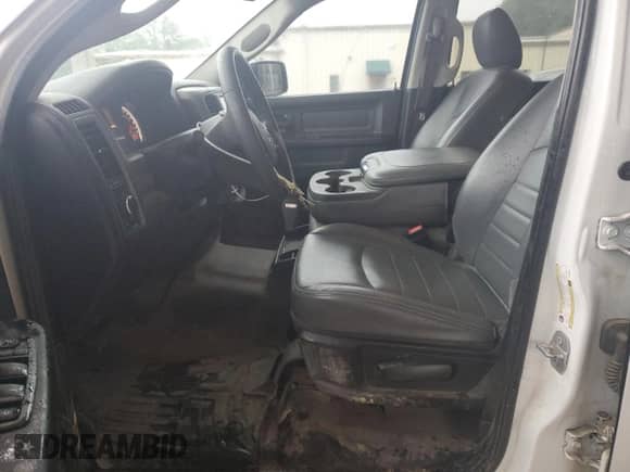 2019 Ram 1500 Tradesman z VIN 3C6RR7KG0KG636181, wystawiony jako Copart lot #58567195 z przebiegiem 115 839 mil mil oraz Czysty tytuł • Clean title. Historia ofert i sprzedaży dostępna na DreamBid. Obrazek 7.