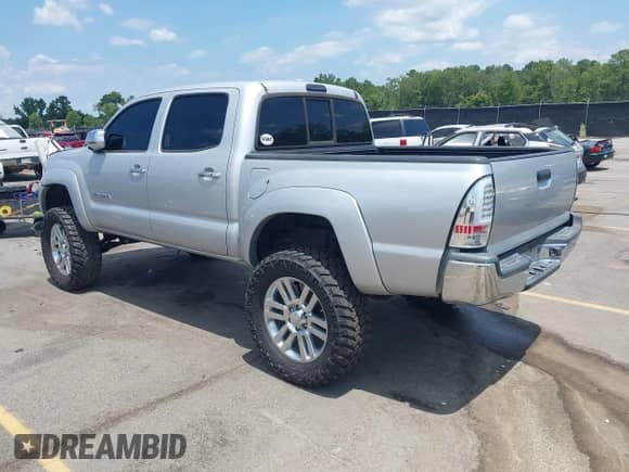 2010 Toyota Tacoma PreRunner z VIN 3TMJU4GN5AM093419, wystawiony jako IAAI lot #42882575 z przebiegiem 227 641 mil mil oraz . Historia ofert i sprzedaży dostępna na DreamBid. Obrazek 3.