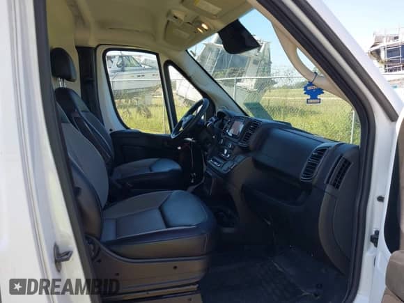 2023 Ram ProMaster Cargo z VIN 3C6LRVDGXPE563721, wystawiony jako IAAI lot #43155985 z przebiegiem 92 555 mil mil oraz . Historia ofert i sprzedaży dostępna na DreamBid. Obrazek 5.