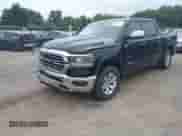 2022 Ram 1500 Laramie z VIN 1C6SRFJT2NN179069, wystawiony jako IAAI lot #43127220 z przebiegiem 83 741 mil mil oraz . Historia ofert i sprzedaży dostępna na DreamBid. Obrazek 2.