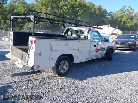 2004 Chevrolet Silverado 2500HD z VIN 1GBHC24U44E219043, wystawiony jako IAAI lot #43102077 z przebiegiem 182 868 mil mil oraz . Historia ofert i sprzedaży dostępna na DreamBid. Obrazek 6.