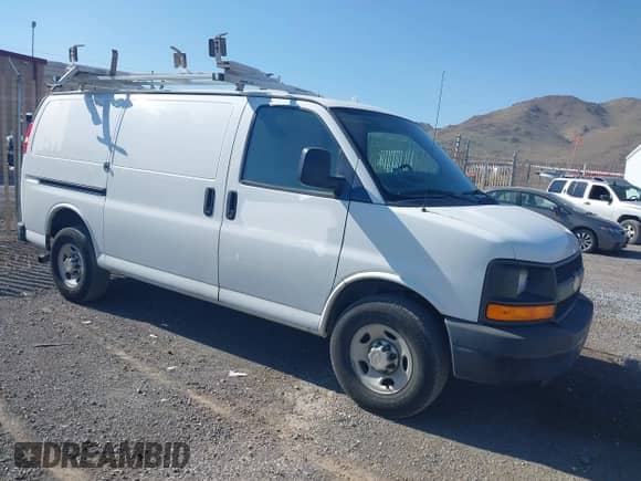 2013 Chevrolet Express Cargo z VIN 1GCWGFCA9D1141338, wystawiony jako IAAI lot #43226135 z przebiegiem 196 290 mil mil oraz . Historia ofert i sprzedaży dostępna na DreamBid. Obrazek 1.