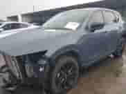 2023 Mazda CX-5 S Carbon Edition z VIN JM3KFBCM7P0104374, wystawiony jako IAAI lot #42329421 z przebiegiem 27 575 mil mil oraz . Historia ofert i sprzedaży dostępna na DreamBid. Obrazek 2.