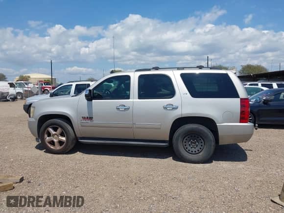 2009 Chevrolet Tahoe LTZ с VIN 1GNFC33J19R158824, выставлен на аукционе IAAI как лот 43129451 с пробегом 176 156 миль миль и . История ставок и продаж доступна на DreamBid. Изображение 14.