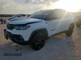 2024 Jeep Compass Trailhawk z VIN 3C4NJDDN5RT579213, wystawiony jako Copart lot #61671465 z przebiegiem 5 333 mil mil oraz Szkoda całkowita • Salvage title. Historia ofert i sprzedaży dostępna na DreamBid. Obrazek 1.