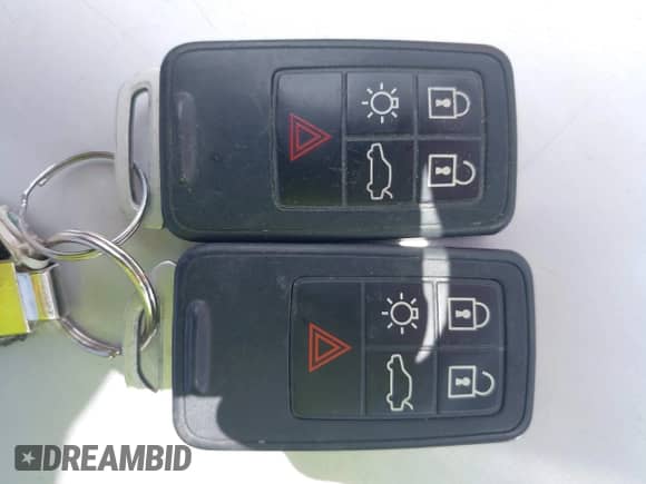 2018 Volvo S60 Inscription z VIN LYV402TK0JB160443, wystawiony jako IAAI lot #42439708 z przebiegiem 85 339 mil mil oraz . Historia ofert i sprzedaży dostępna na DreamBid. Obrazek 11.