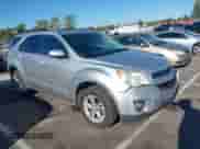 2015 Chevrolet Equinox LT z VIN 2GNFLCE34F6215314, wystawiony jako IAAI lot #43431303 z przebiegiem 179 598 mil mil oraz . Historia ofert i sprzedaży dostępna na DreamBid. Obrazek 1.