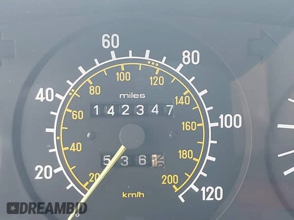 1984 Mercedes-Benz 300 D z VIN WDBAB33A9EA161712, wystawiony jako IAAI lot #42305252 z przebiegiem 142 347 mil mil oraz . Historia ofert i sprzedaży dostępna na DreamBid. Obrazek 7.