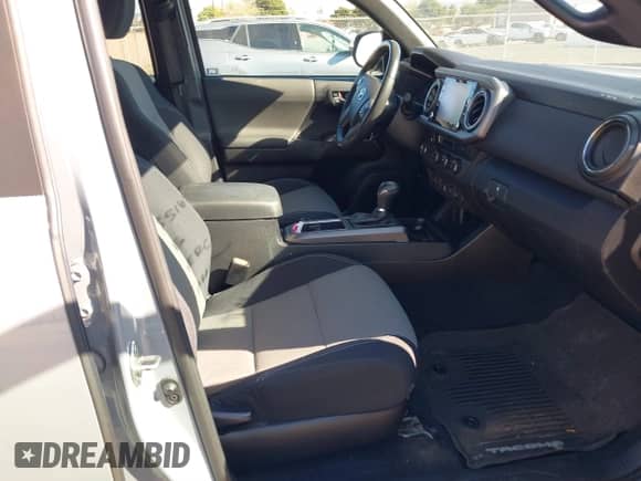 2021 Toyota Tacoma SR5 z VIN 3TMAZ5CN0MM140633, wystawiony jako IAAI lot #41365986 z przebiegiem 47 234 mil mil oraz . Historia ofert i sprzedaży dostępna na DreamBid. Obrazek 5.