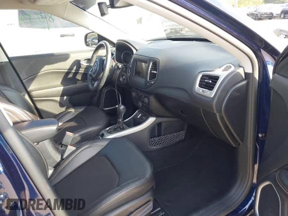 2020 Jeep Compass Latitude z VIN 3C4NJCBB1LT224727, wystawiony jako IAAI lot #41683813 z przebiegiem 36 107 mil mil oraz . Historia ofert i sprzedaży dostępna na DreamBid. Obrazek 5.