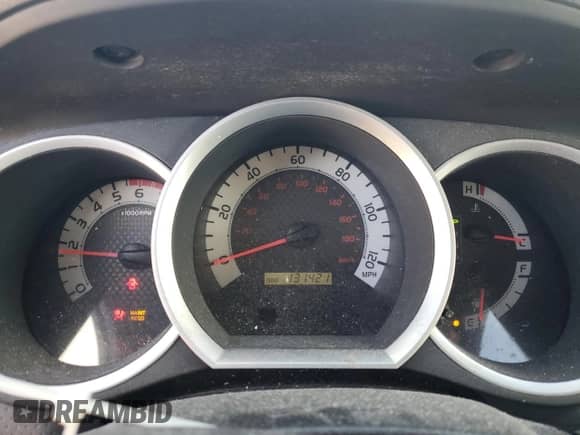 2013 Toyota Tacoma z VIN 5TFJX4CN4DX024331, wystawiony jako Copart lot #47500905 z przebiegiem 131 421 mil mil oraz Czysty tytuł • Clean title. Historia ofert i sprzedaży dostępna na DreamBid. Obrazek 9.