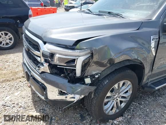 2024 Ford F-150 Lariat z VIN 1FTFW5L57RFB58262, wystawiony jako IAAI lot #42255702 z przebiegiem 4 763 mil mil oraz . Historia ofert i sprzedaży dostępna na DreamBid. Obrazek 6.