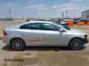 2018 Volvo S60 Inscription z VIN LYV402TK0JB160443, wystawiony jako IAAI lot #42439708 z przebiegiem 85 339 mil mil oraz . Historia ofert i sprzedaży dostępna na DreamBid. Obrazek 14.