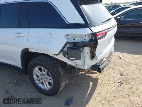 2022 Jeep Grand Cherokee Laredo z VIN 1C4RJHAG8N8597860, wystawiony jako IAAI lot #42033325 z przebiegiem 65 491 mil mil oraz . Historia ofert i sprzedaży dostępna na DreamBid. Obrazek 18.